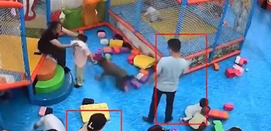 أب يضرب طفلاً بعنف ويلقيه في الهواء والسبب؟