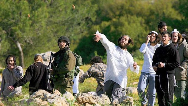 مستوطنون يحطمون نوافذ سيارات فلسطينية فرب باب الأسباب أحد أبواب المسجد الأقصى