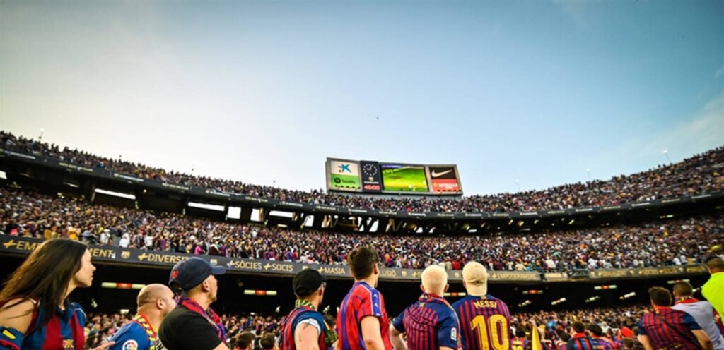 أسطورة ريال مدريد يظهر بشكل مفاجىء في ملعب برشلونة… ماذا كان يفعل هناك؟
