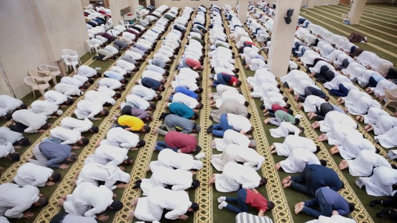 البحرينيون يؤدون صلاة عيد الأضحى