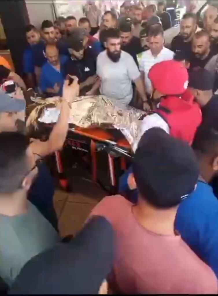 هتافات المواطنين الفلسطينيين أثناء نقل جثمان أحد شهداء جنين