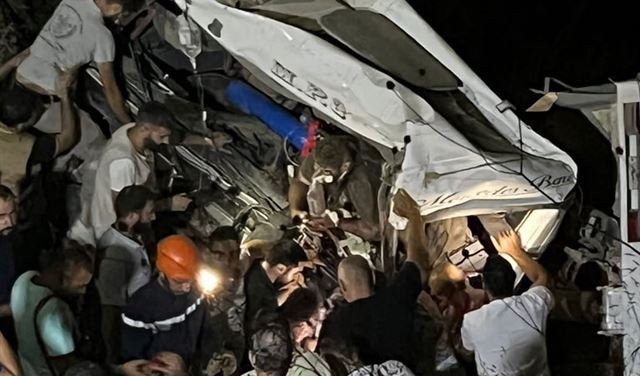 مُعجزة على طريق النبطية في 3 ساعات… خرج حياً بعد حادث مروع!
