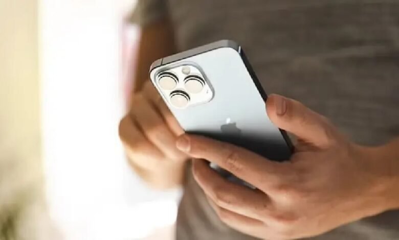 أبل” تحذر من النوم قرب الآيفون وهو متصل بالشاحن