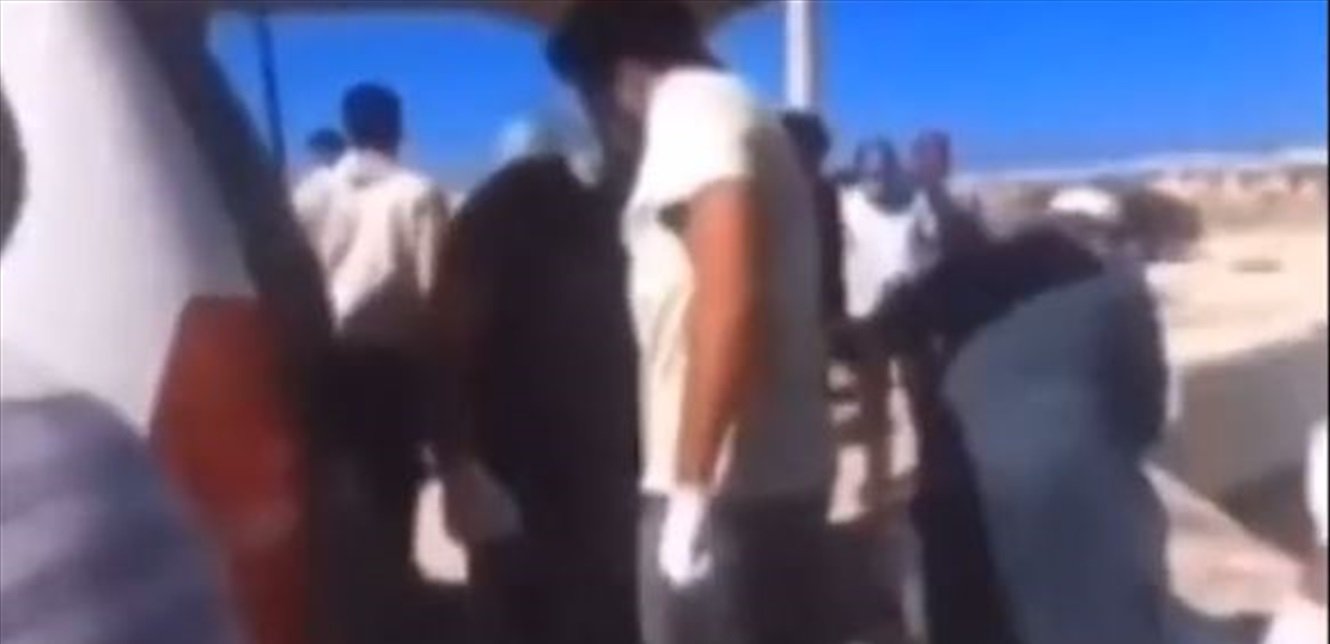 فيديو مؤثّر يدمي القلب من ليبيا.. متطوّع ينتشل جثة والده المفقود من تحت الركام!