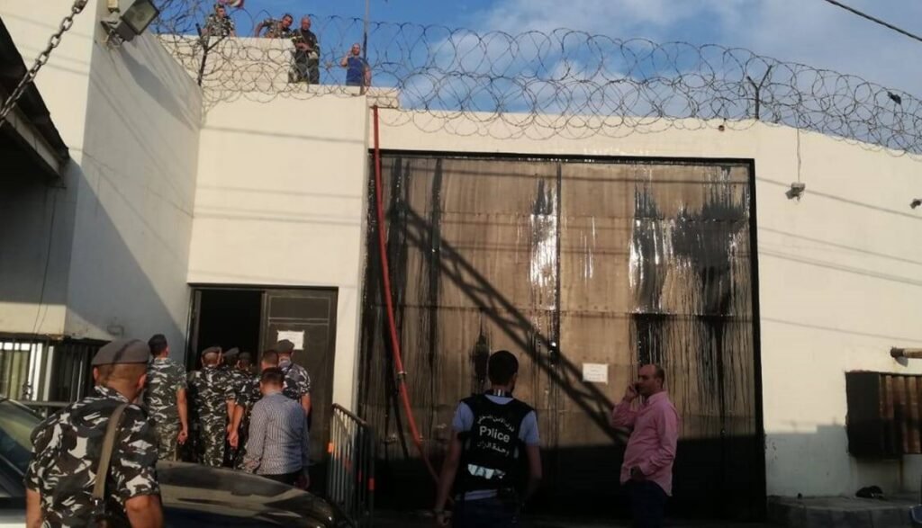 احتجاج داخل سجن زحلة للرجال وإضرام النيران داخل الغرف