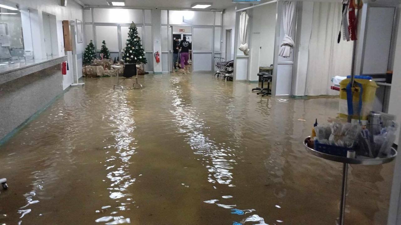 مستشفى قلب يسوع يغرق بمياه الامطار…صور داخل الخبر