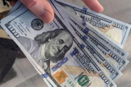 دولارات مزورة وعصابات “أونلاين” وصرافون سحرة!