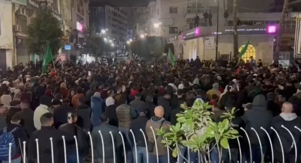 بهتافات “يا ضفة ثوري ثوري، واستشهد العاروري”..هكذا يبدو المشهد في المسيرات الحاشدة
