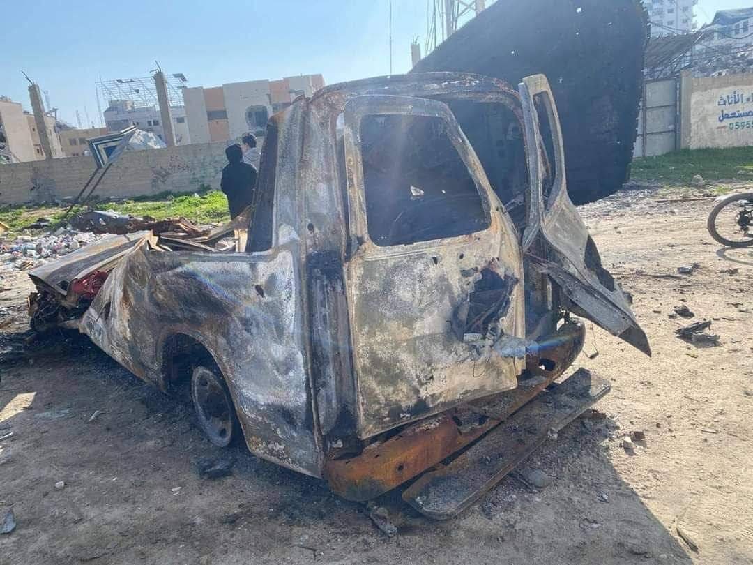 صور تظهر ما تبقى من مركبة الإسعاف التابعة للهلال الأحمر الفلسطيني!