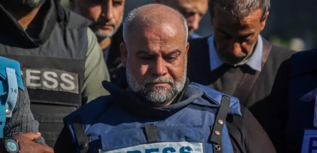 الموت يؤلم مراسل “الجزيرة” وائل الدحدوح مجدّداً.. والجمهور: “هالقلب شو بده يتحمل الله يصبرك”