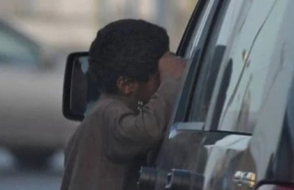 متسوّلون في شوارع طرابلس… موائد إفطار عامرة… وموائد فقراء خاوية