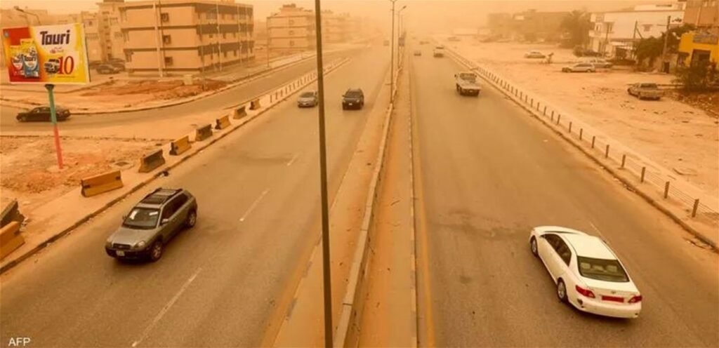 عاصفة رملية تشل حركة مطار… إليكم التفاصيل