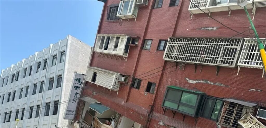 قتلى وعدد كبير من الجرحى بزلزال هو الأعنف!