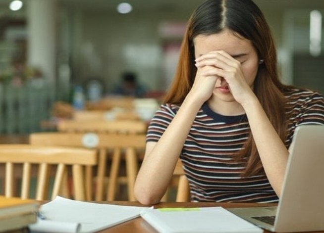 كيف نتعامل مع الضغوطات النفسية التي تظهر في فترة الامتحانات؟