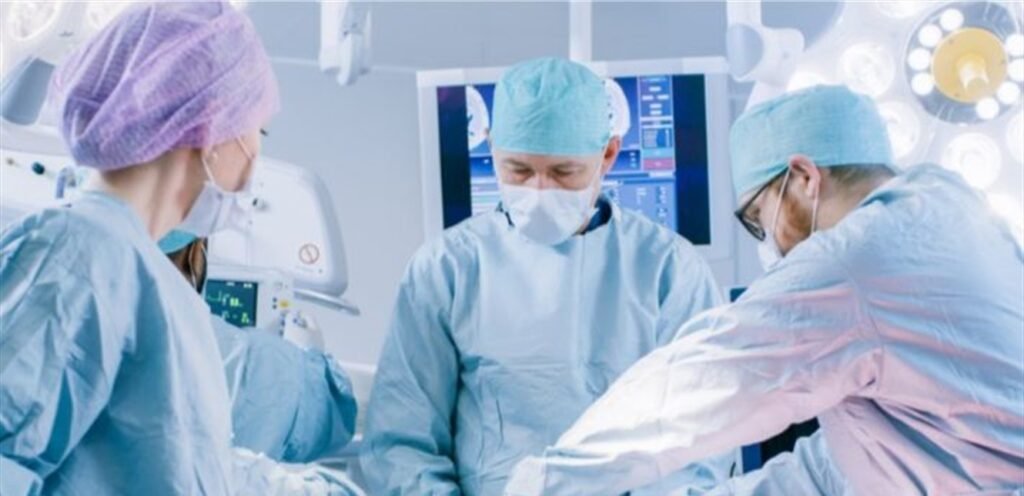الحكم بسجن طبيب… تسبّب بخطأ طبيّ كاد أن يُودي بحياة مذيعة