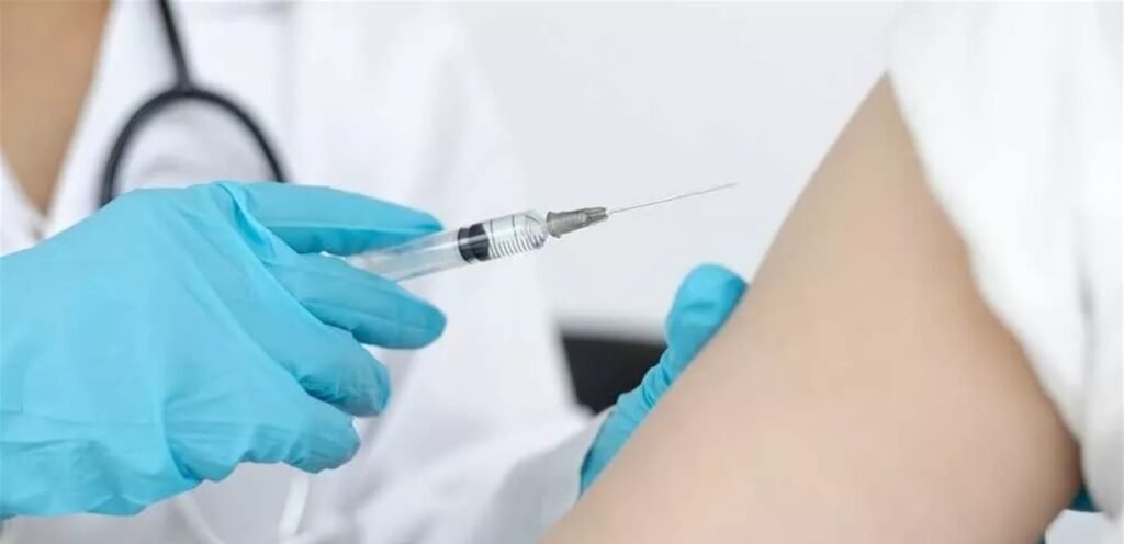 إمرأة تُقاضي “أسترازينيكا”.. إليكم ما حصل معها بعد أخذها اللقاح المضاد لـ”كورونا”