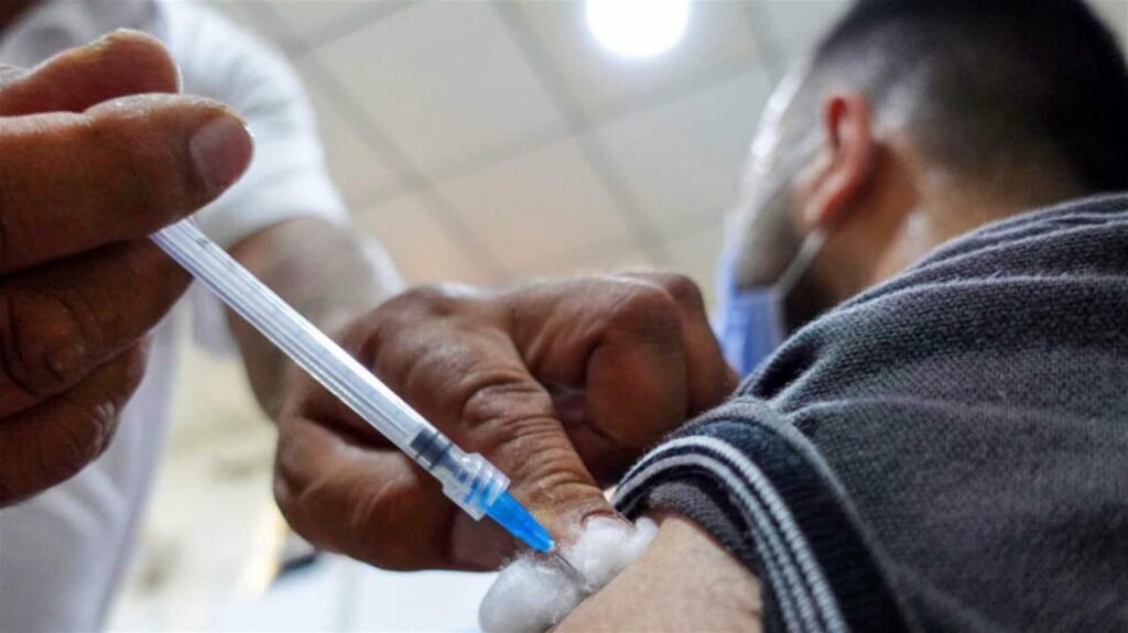 لقاح كورونا يسبب آثارا جانبية مميتة… “أسترازينكا” تعترف