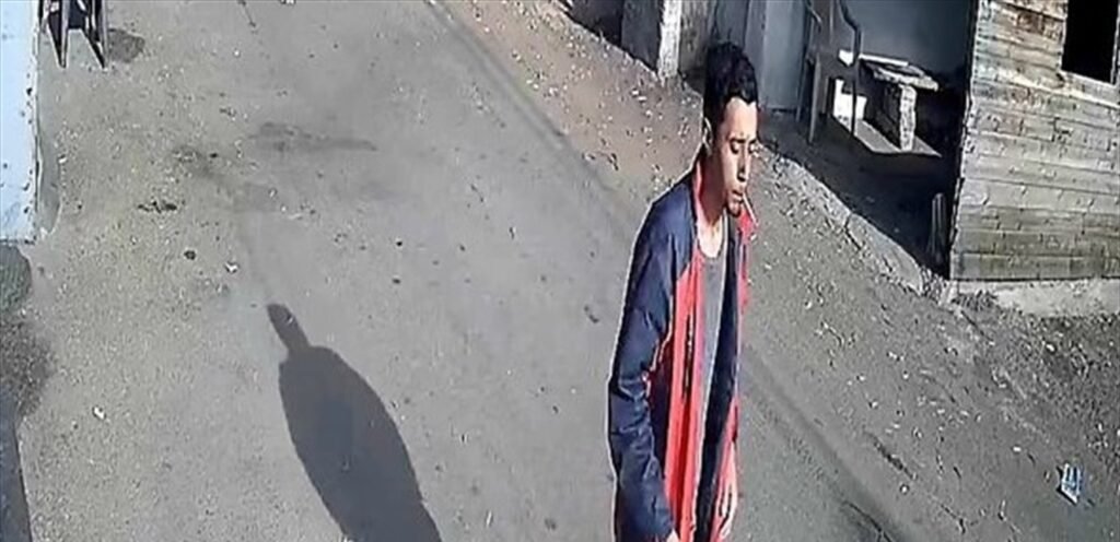 شخص يقتحم المحلات من النافذة… إحذروه فهذا ما يقوم به