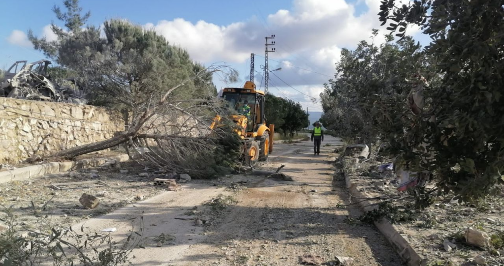 فرق رفع الانقاض في “الهيئة الصحية” اعادت فتح احدى الطرقات الفرعية في مارون الراس