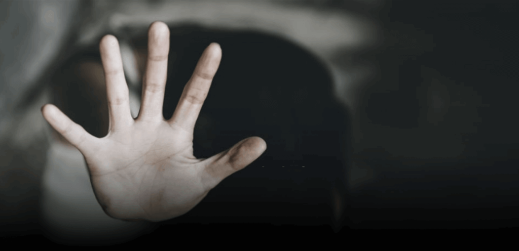 عذب طفلته وضربها حتّى فارقت الحياة!