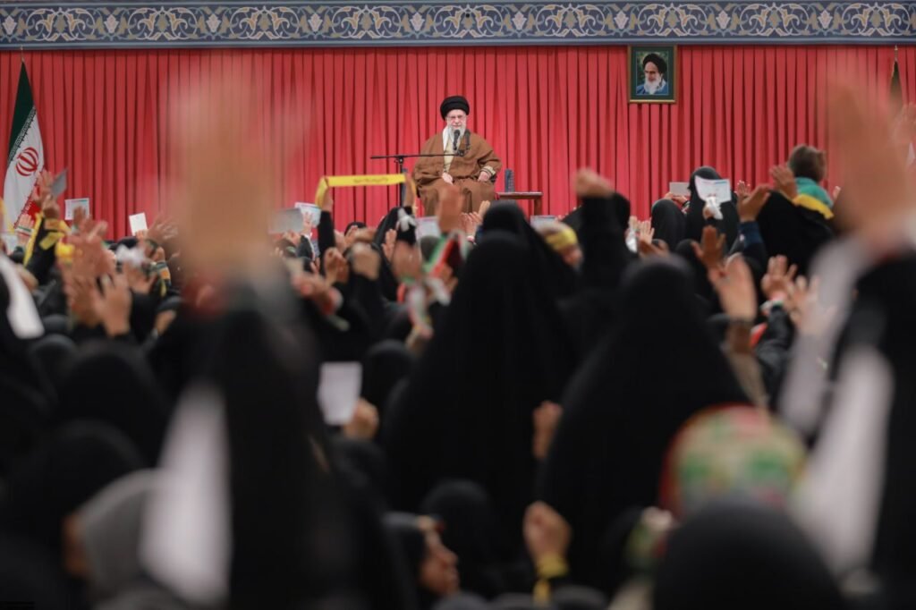 الإمام الخامنئي: نقف إلى جانب مجاهدي فلسطين وحزب الله وسنقدم لهم كل ما نستطيع من دعم