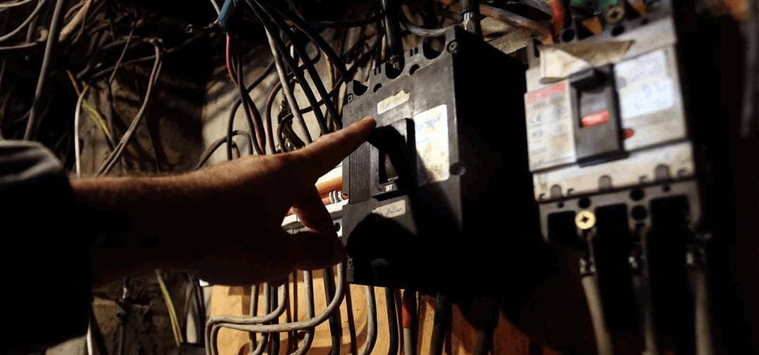 مافيات المولدات تخنق اللبنانيين بفواتير خيالية.. وضرائب مبتكرة!