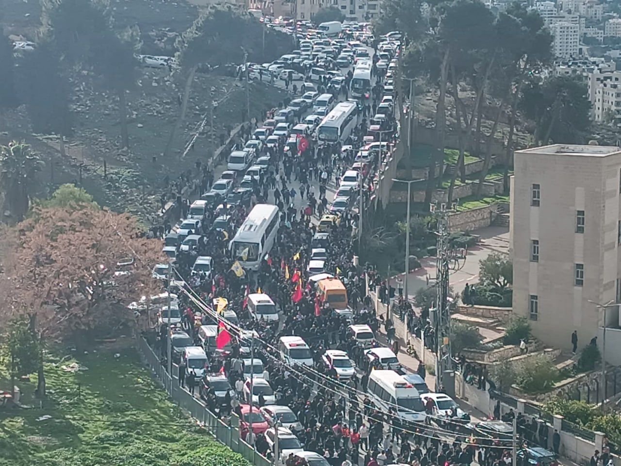 انطلاق حافلات الأسرى الفلسطينيين من سجن عوفر…