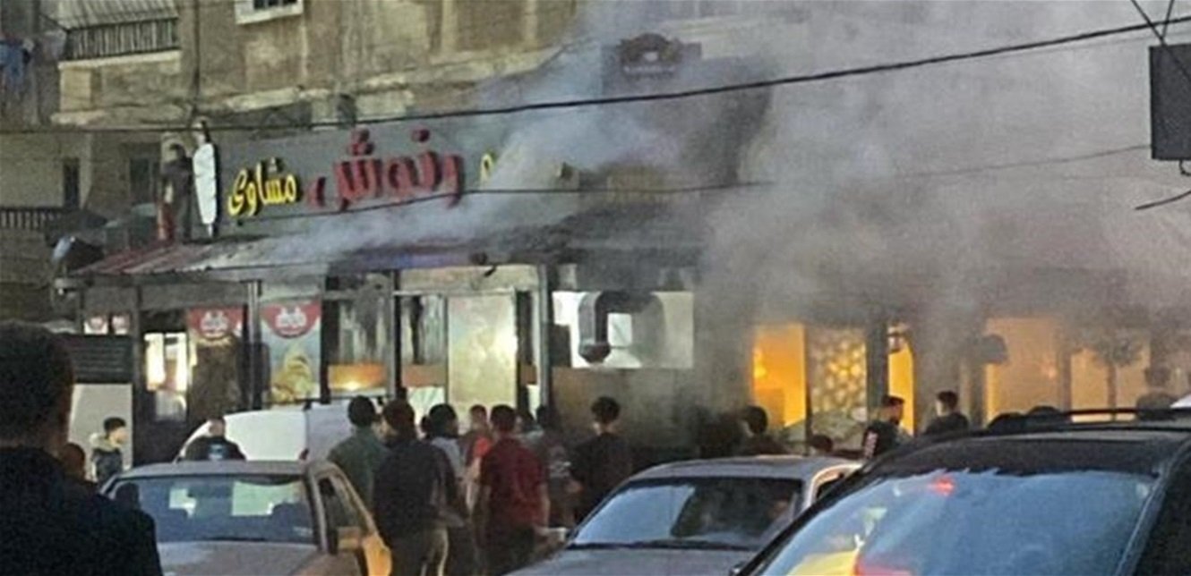 حال من الهلع في طرابلس..النيران تلتهم أحد المطاعم
