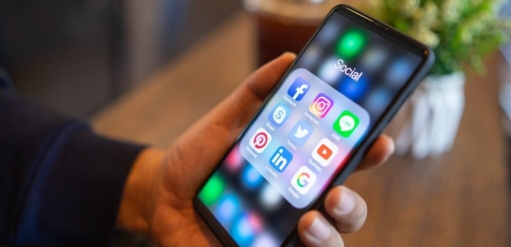 خطر كبير.. احذر تصفح وسائل التواصل لهذه الأسباب