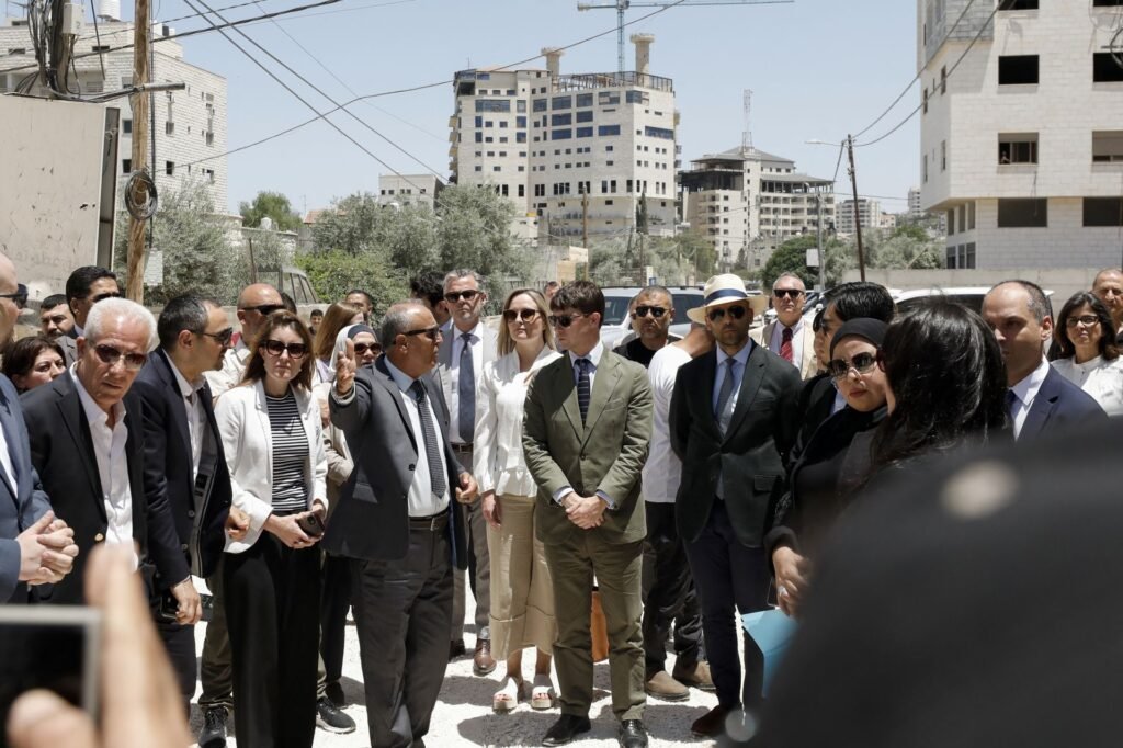 إدانة واسعة لإطلاق النار تجاه دبلوماسيين في الضفة الغربية وتزايد الضغوط على الكيان الإسرائيلي بشأن غزة