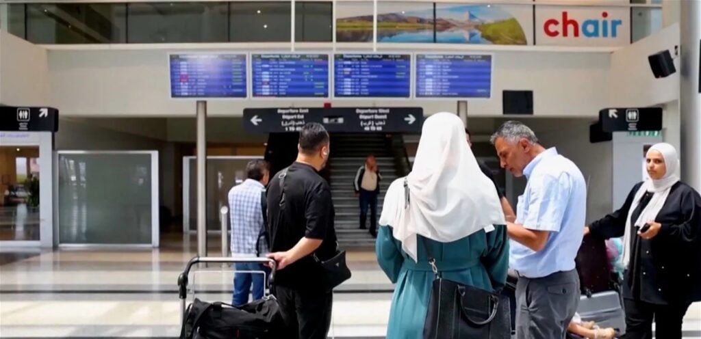 السياح والمغتربون يتجنبون سيارات الأجرة في مطار بيروت.. ما الأسباب؟