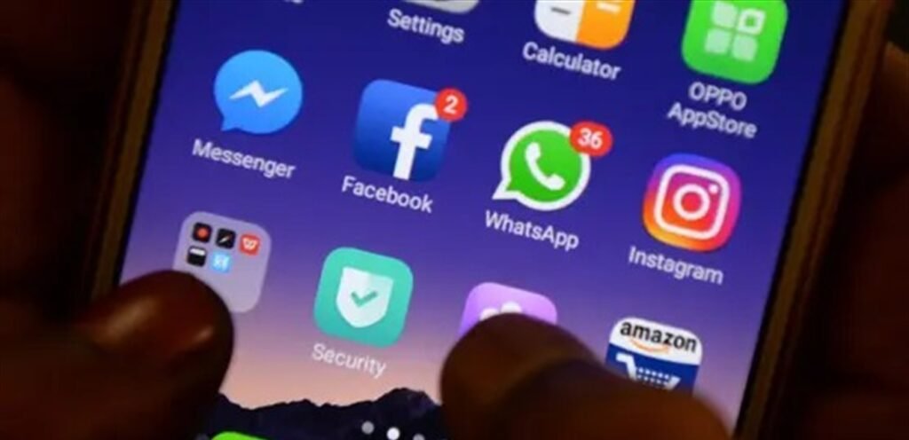 كيف تراقبك تطبيقات التواصل دون أن تدري؟