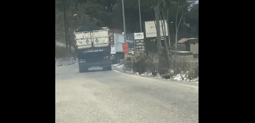 فيديو مروّع لانقلاب شاحنة في لبنان.. شاهدوه!