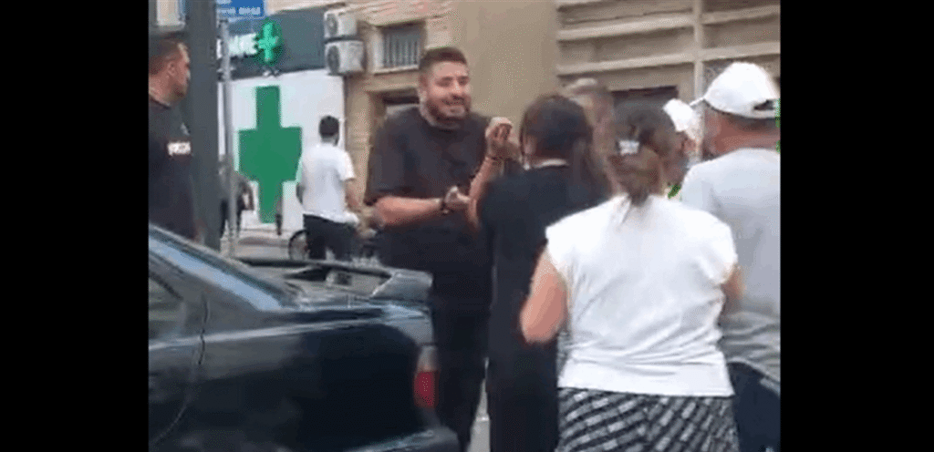 تهديد وإشكال.. شخص يُشهر سلاحاً بوجه وليام نون بمحيط المرفأ