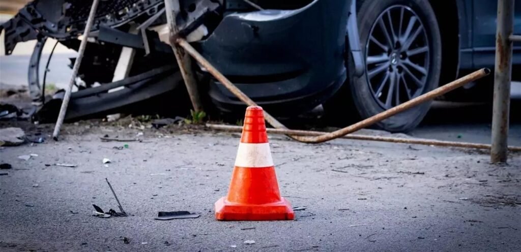 حادث سير مروّع… انقلاب سيارة وإصابة شخصين
