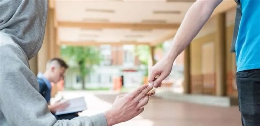 المخدرات تتسلّل إلى يوميات طلاب المدارس والجامعات.. أرقام تكشف المصيبة