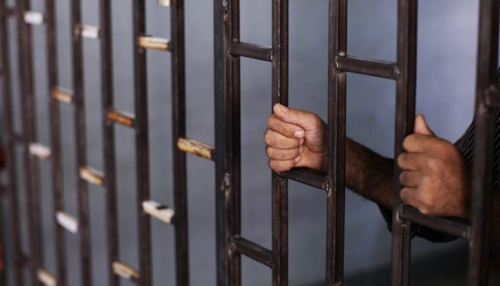 ادّعيا القدرة على الإفراج عن موقوفة مقابل المال… فأصبحا بجوارها