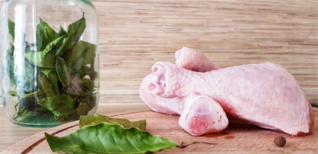 ختم بالشمع الأحمر.. محل يبيع الدجاج بسعرٍ مُنخفض جدّاً لهذا السبب