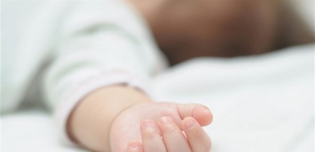 جريمة صادمة تهزّ الرأي العام… أم ترمي رضيعتها من الطابق الرابع!