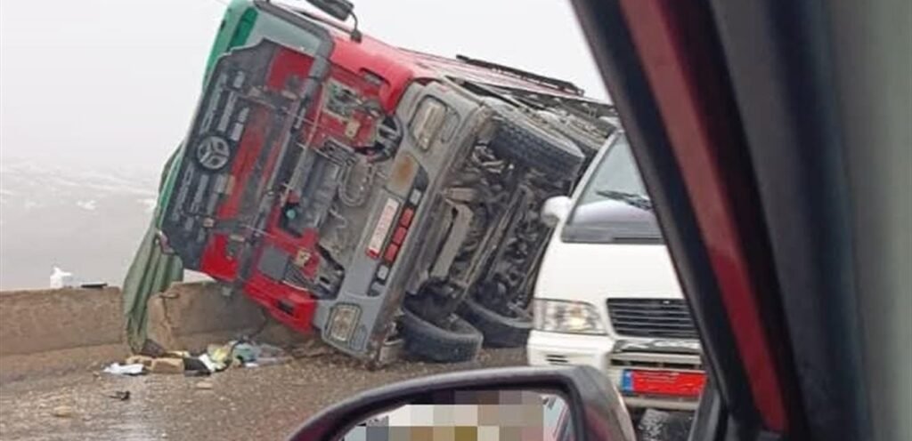 إنقلاب شاحنة على هذا الطريق !