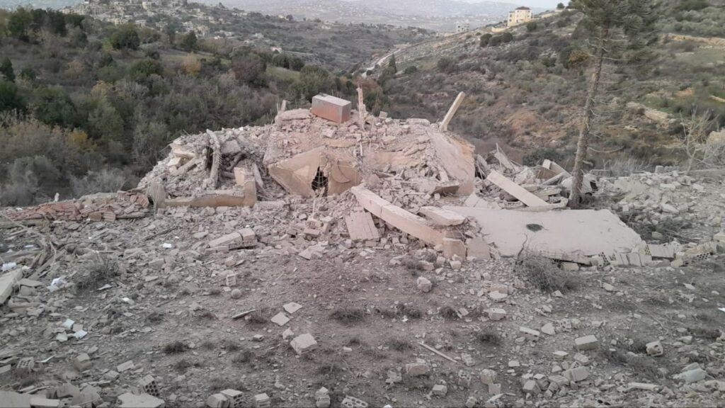 العدو “الإسرائيلي” يفجّر مبنًى في بلدة حولا الجنوبية