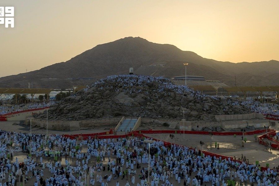 حجاج بيت الله الحرام يؤدون ركن الحج الأعظم في عرفة