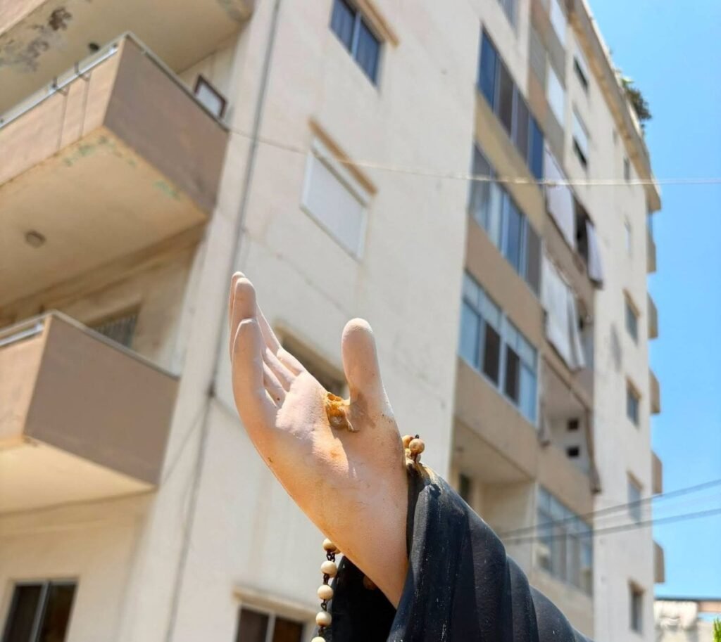 في ليلة عيد مار شربل… اعتداء يطال تمثاله ويشعل الغضب