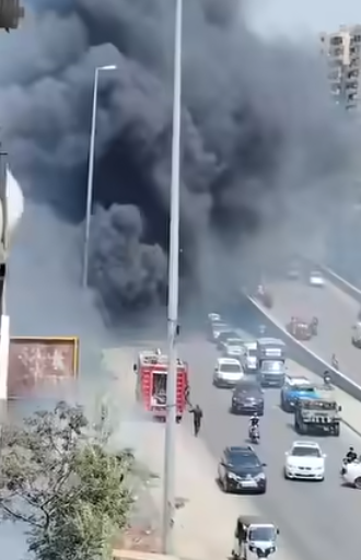الدخان الأسود يغطي سماء طرابلس… والنيران تقترب من المنازل