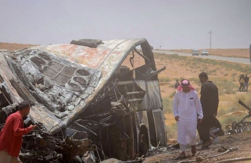 بعد كارثة الحافلتين… صورة طفل أمام جثمان والدته تهزّ السوريين