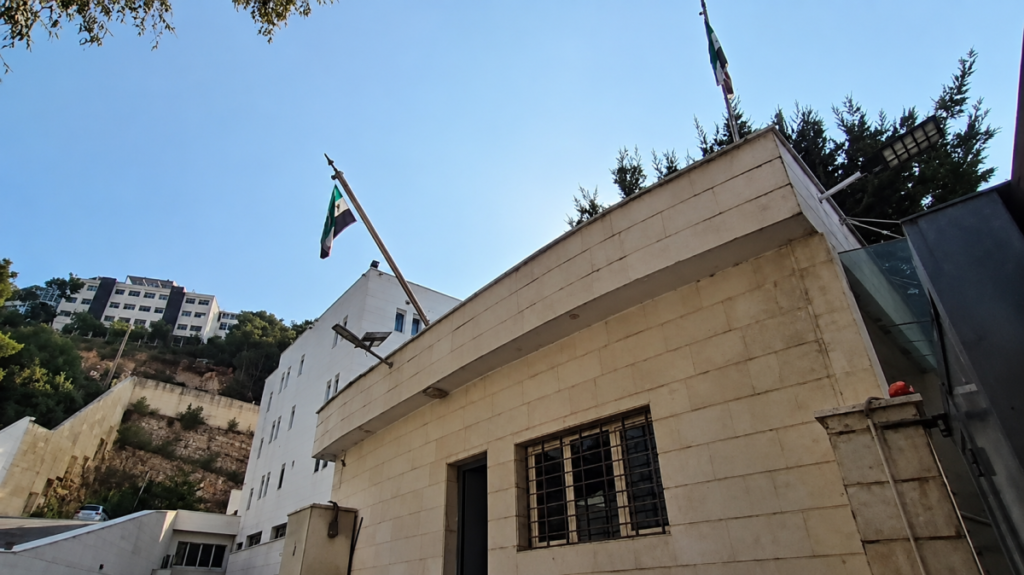 دبلوماسي سوري يغادر بيروت إلى السجن