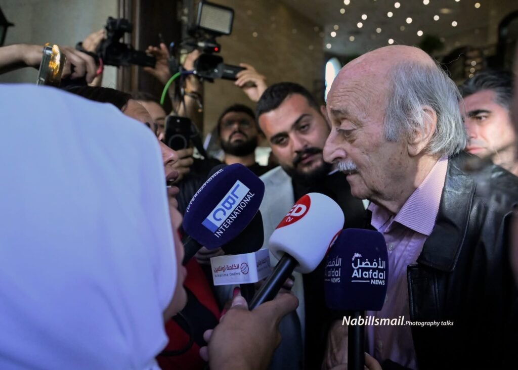 وليد جنبلاط للصحافيين: “شو فيها إذا واحد هاجم الاتفاق؟، فيها شي؟ هذا رأيي” و”فيني أوصل على سيارتي؟”.