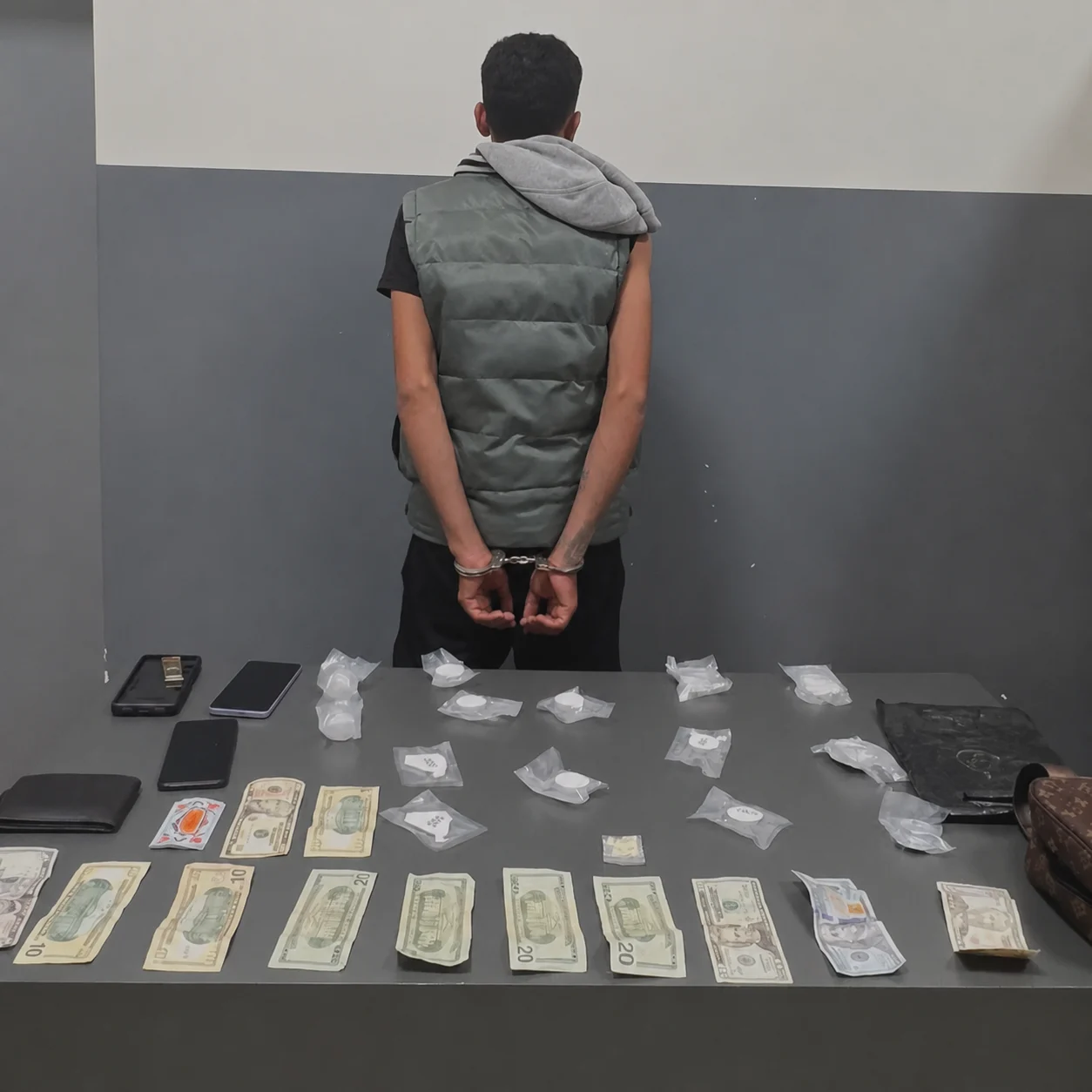 كان يروّج على دراجته… فانتهى به الأمر مكبّلًا