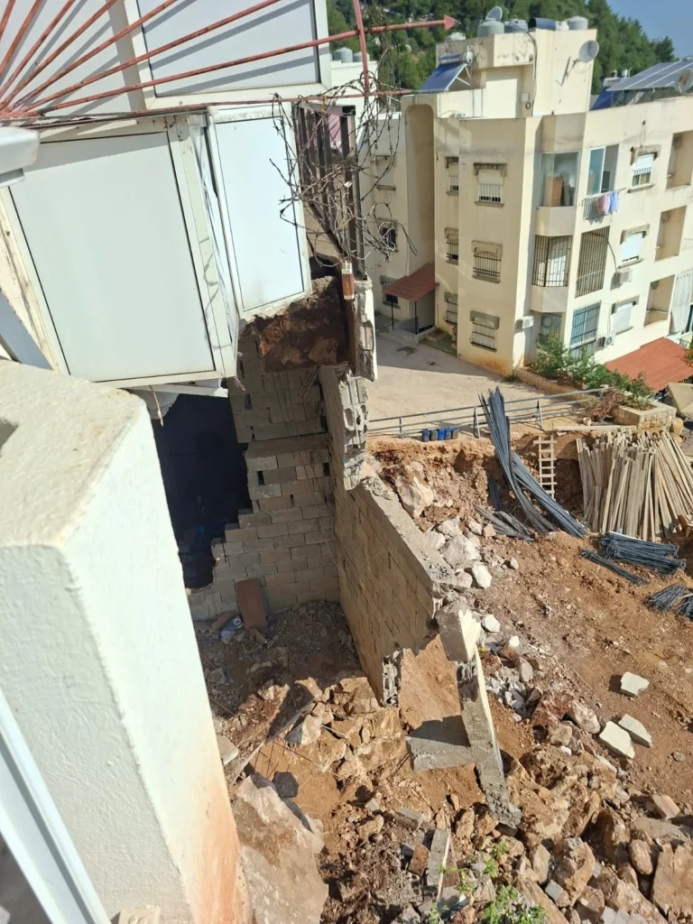 حفريات تهدد بانهيار مبنى في زكريت… عشرات العائلات أُخليت والسكان: “كارثة قد تقع في أي لحظة