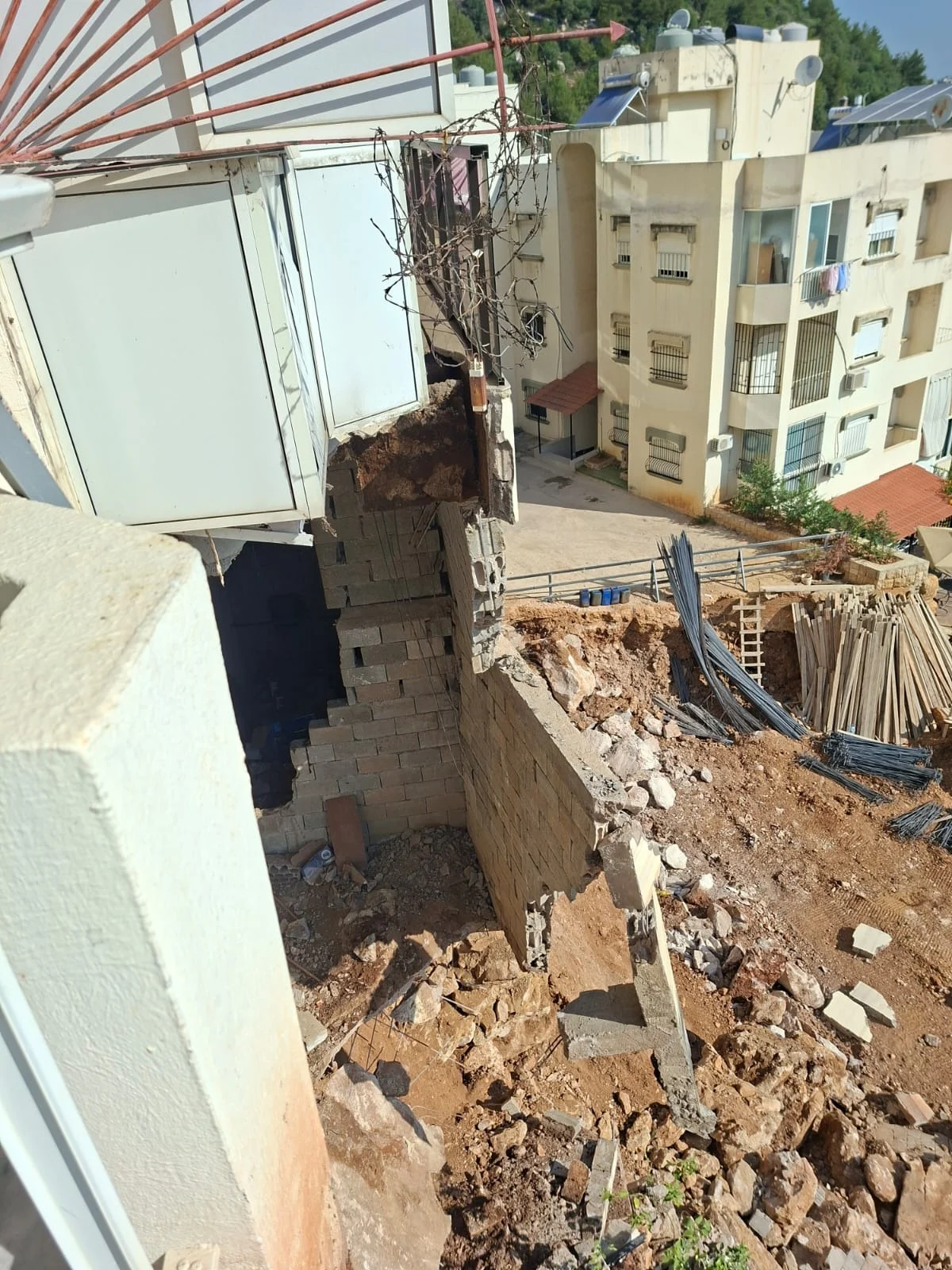حفريات تهدد بانهيار مبنى في زكريت… عشرات العائلات أُخليت والسكان: “كارثة قد تقع في أي لحظة